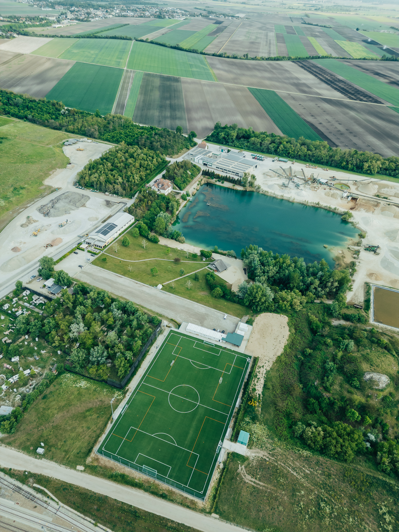 Sportplatz Riedmüller Luftbild – Kunstrasen und Badeteich Lassee NÖ